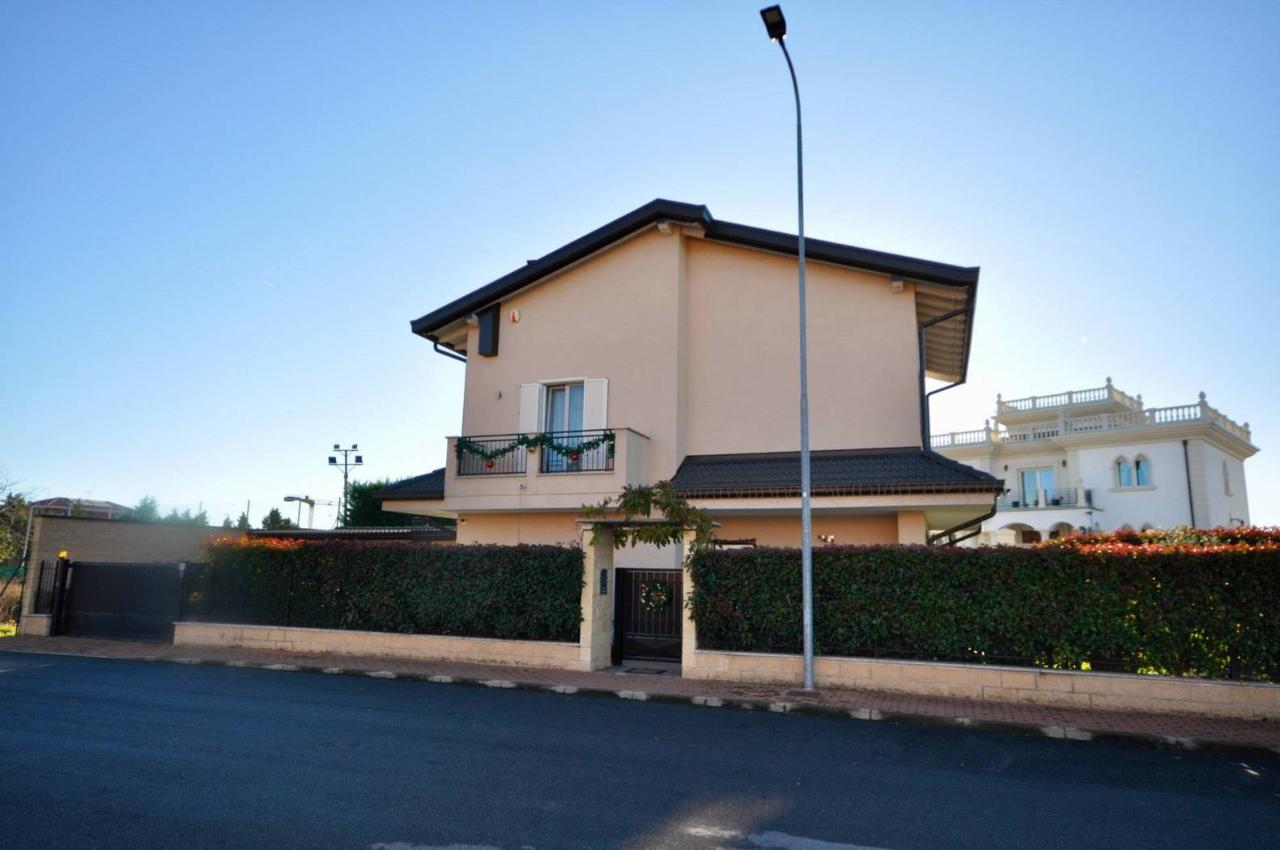 casa indipendente in vendita a Novara in zona Veveri