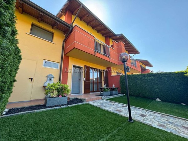 casa indipendente in vendita a Novara in zona Veveri