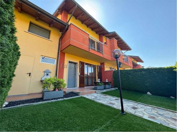 casa indipendente in vendita a Novara in zona Veveri