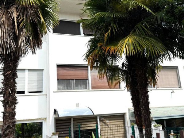 casa indipendente in vendita a Novara in zona Pernate