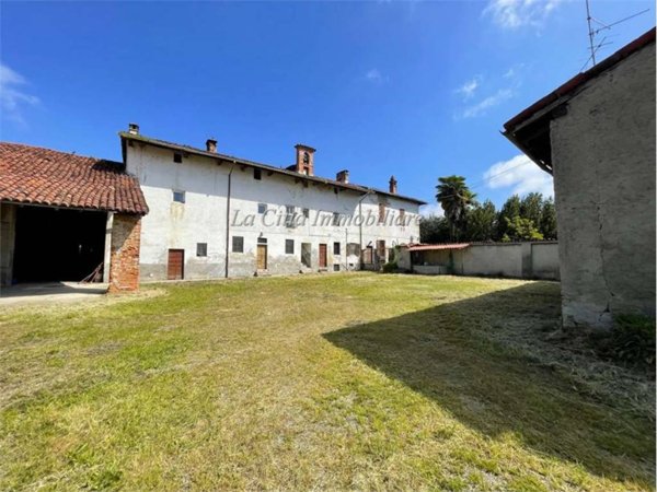 casale in vendita a Novara in zona Veveri
