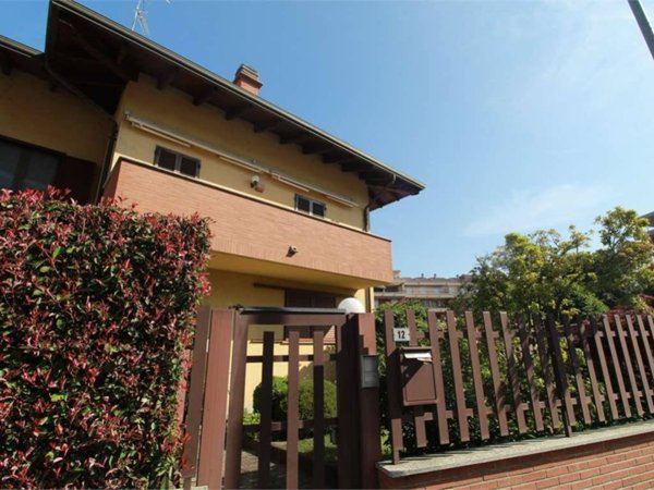 casa indipendente a Novara in zona zona Cittadella - Villaggio Dalmazia