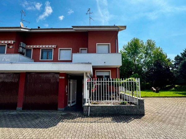 casa indipendente a Novara in zona zona Cittadella - Villaggio Dalmazia