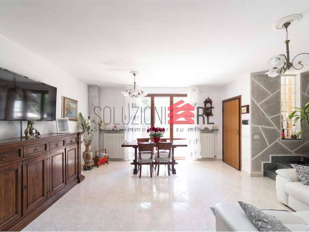 casa indipendente in vendita a Novara in zona Pernate