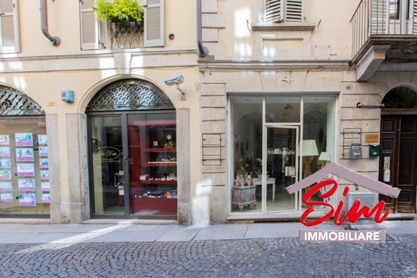 locale commerciale in vendita a Novara in zona Centro Città