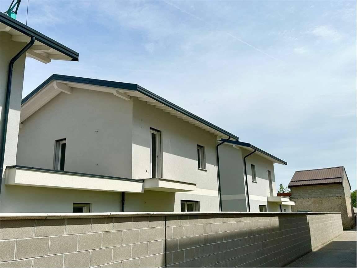 casa indipendente in vendita a Novara in zona Pernate