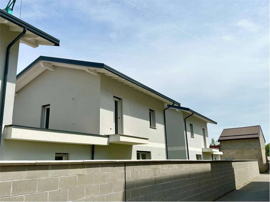 casa indipendente in vendita a Novara in zona Pernate