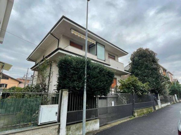 casa indipendente in vendita a Novara