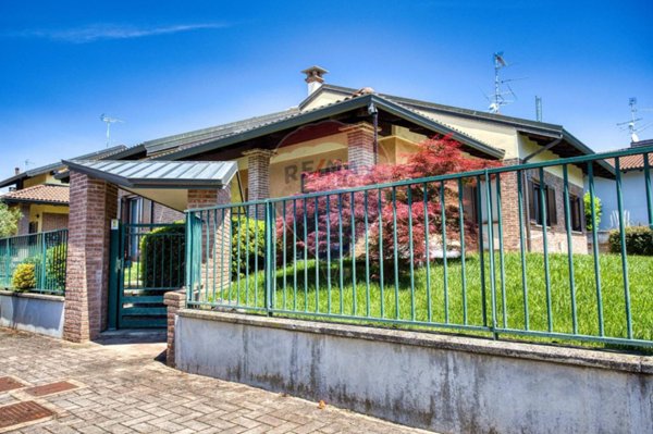 casa indipendente in vendita a Novara in zona Olengo