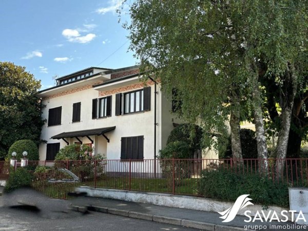 casa indipendente in vendita a Novara in zona Veveri