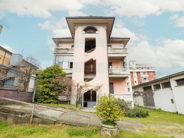 casa indipendente in vendita a Novara in zona Centro Città