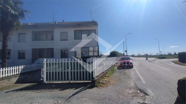 casa indipendente in vendita a Novara in zona Lumellogno