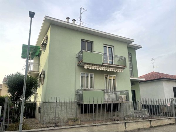 casa indipendente in vendita a Novara in zona Pernate
