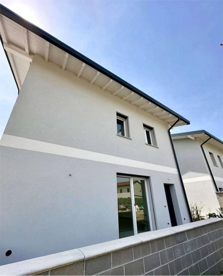 casa indipendente in vendita a Novara in zona Pernate