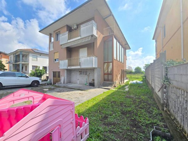 casa indipendente in vendita a Novara in zona Vignale