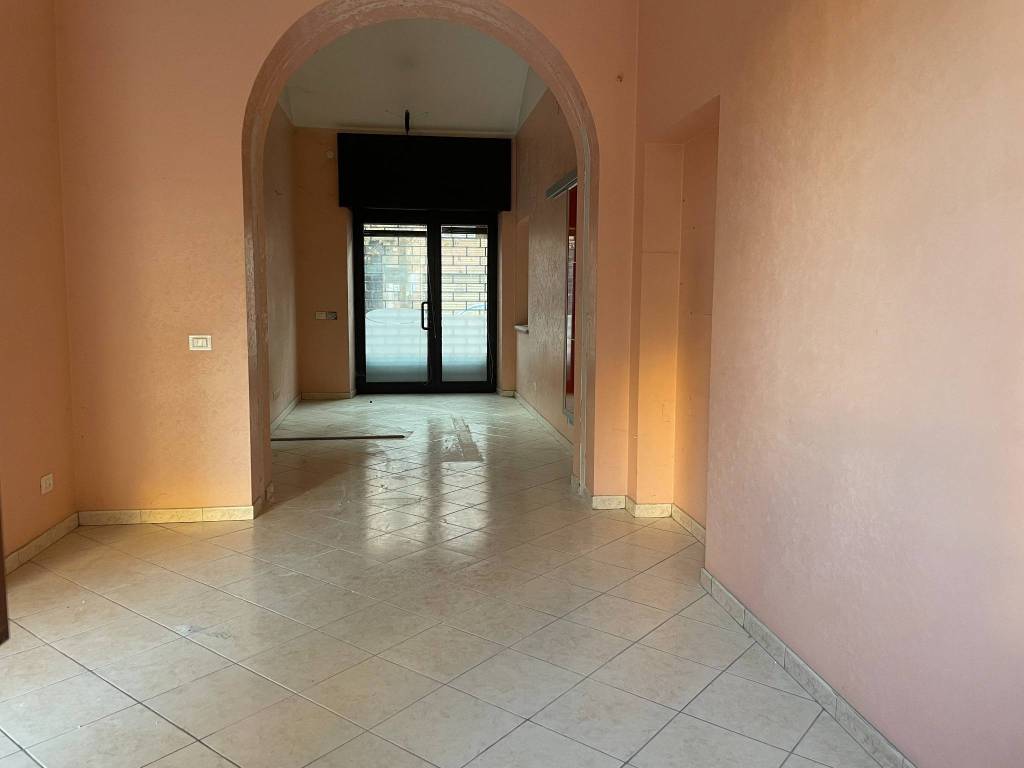 negozio in vendita a Novara in zona zona Cittadella - Villaggio Dalmazia