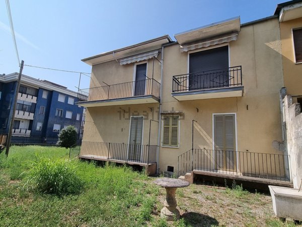 casa indipendente in vendita a Novara in zona Zona Santa Rita