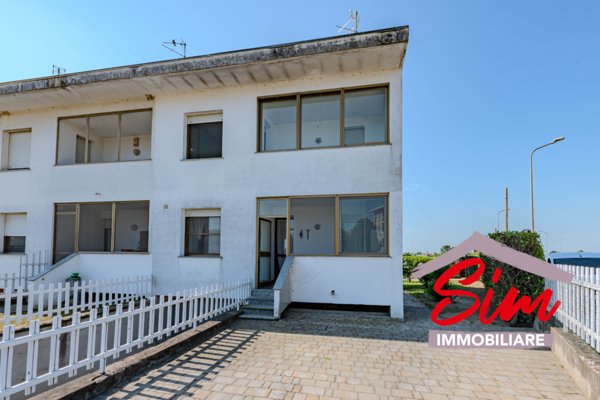 casa indipendente in vendita a Novara in zona Lumellogno