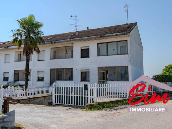 casa indipendente in vendita a Novara in zona Lumellogno