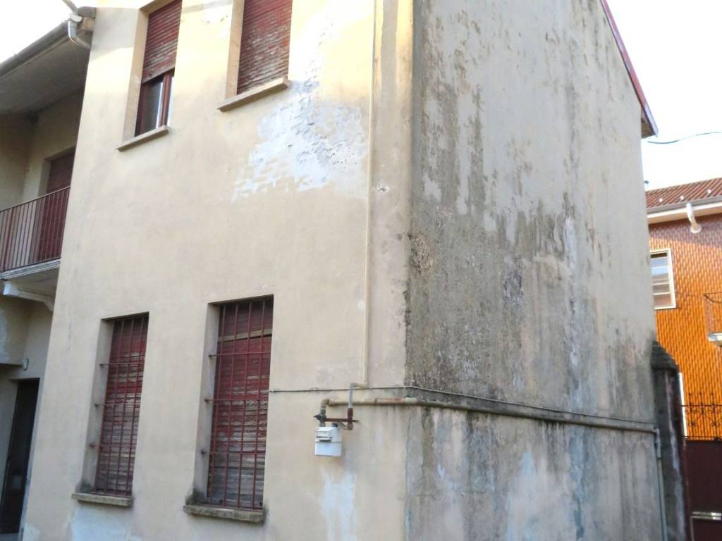 casa indipendente in vendita a Novara in zona Pernate