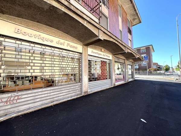 negozio in vendita a Novara in zona Veveri