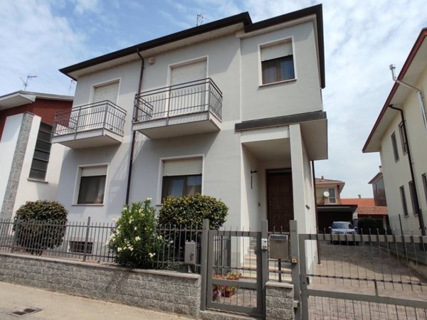 casa indipendente a Novara in zona zona Cittadella - Villaggio Dalmazia