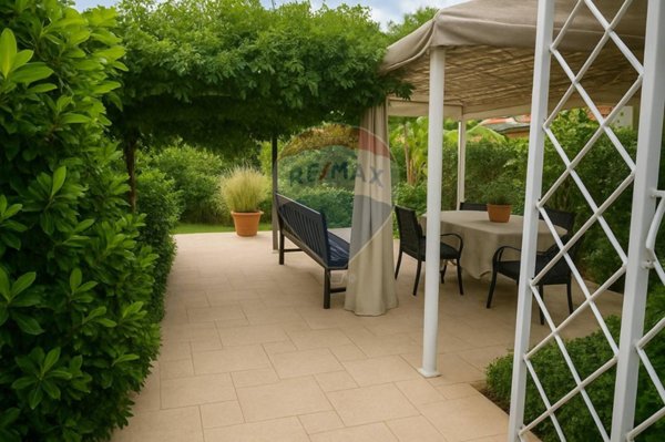 casa indipendente a Novara in zona zona Cittadella - Villaggio Dalmazia