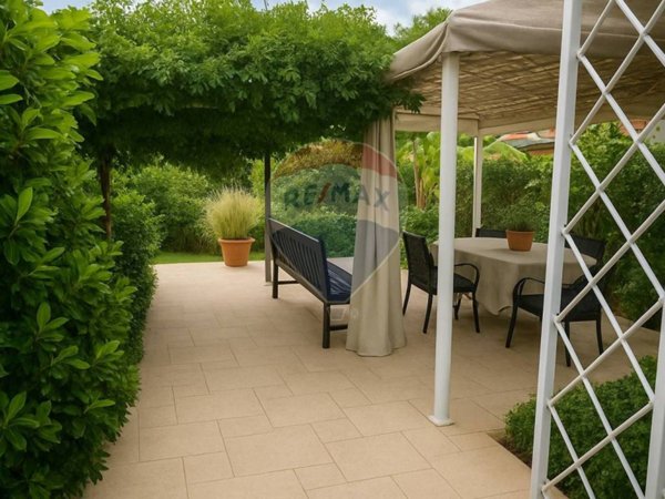 casa indipendente a Novara in zona zona Cittadella - Villaggio Dalmazia