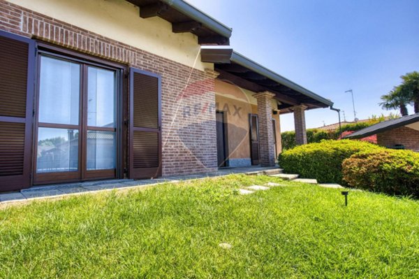 casa indipendente in vendita a Novara in zona Olengo