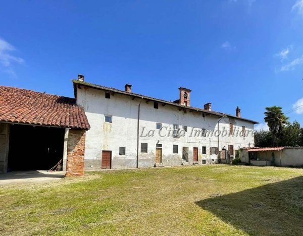 casale in vendita a Novara in zona Veveri