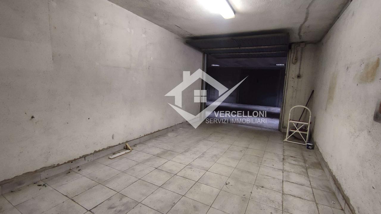 negozio in vendita a Novara in zona Zona Santa Rita