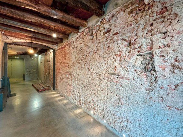 negozio in vendita a Novara in zona Centro Città
