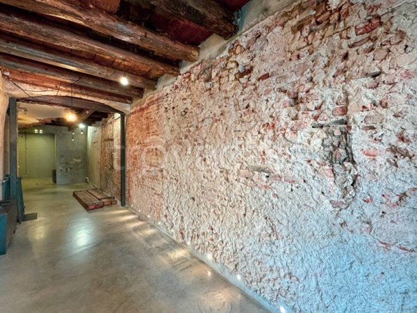 negozio in vendita a Novara in zona Centro Città