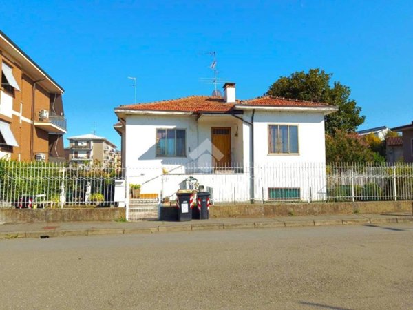 casa indipendente in vendita a Novara in zona Zona Santa Rita