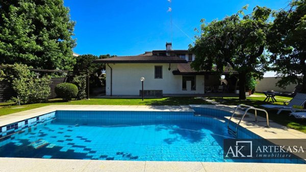 casa indipendente a Novara in zona zona Cittadella - Villaggio Dalmazia
