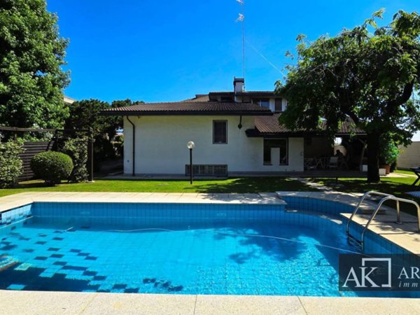 casa indipendente a Novara in zona zona Cittadella - Villaggio Dalmazia