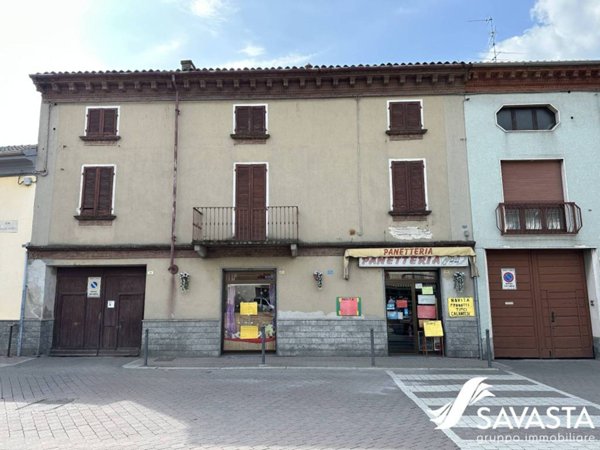 locale commerciale in vendita a Novara in zona Pernate