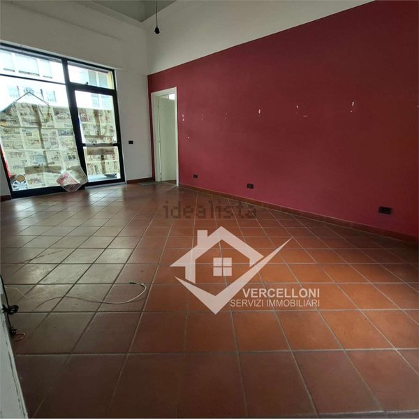 locale commerciale in vendita a Novara in zona Centro Città