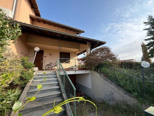 casa indipendente in vendita a Novara in zona Pernate