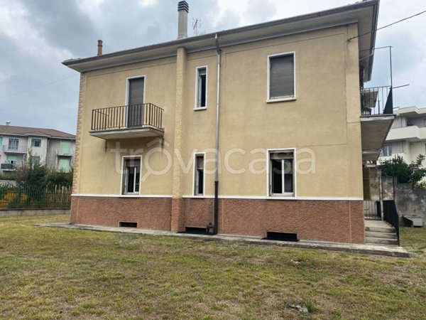 casa indipendente in vendita a Novara in zona Zona Santa Rita