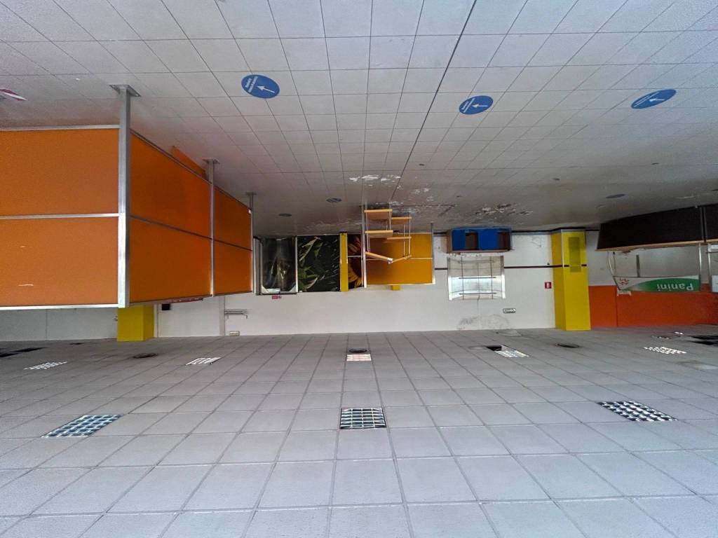 locale commerciale in vendita a Novara in zona Pernate