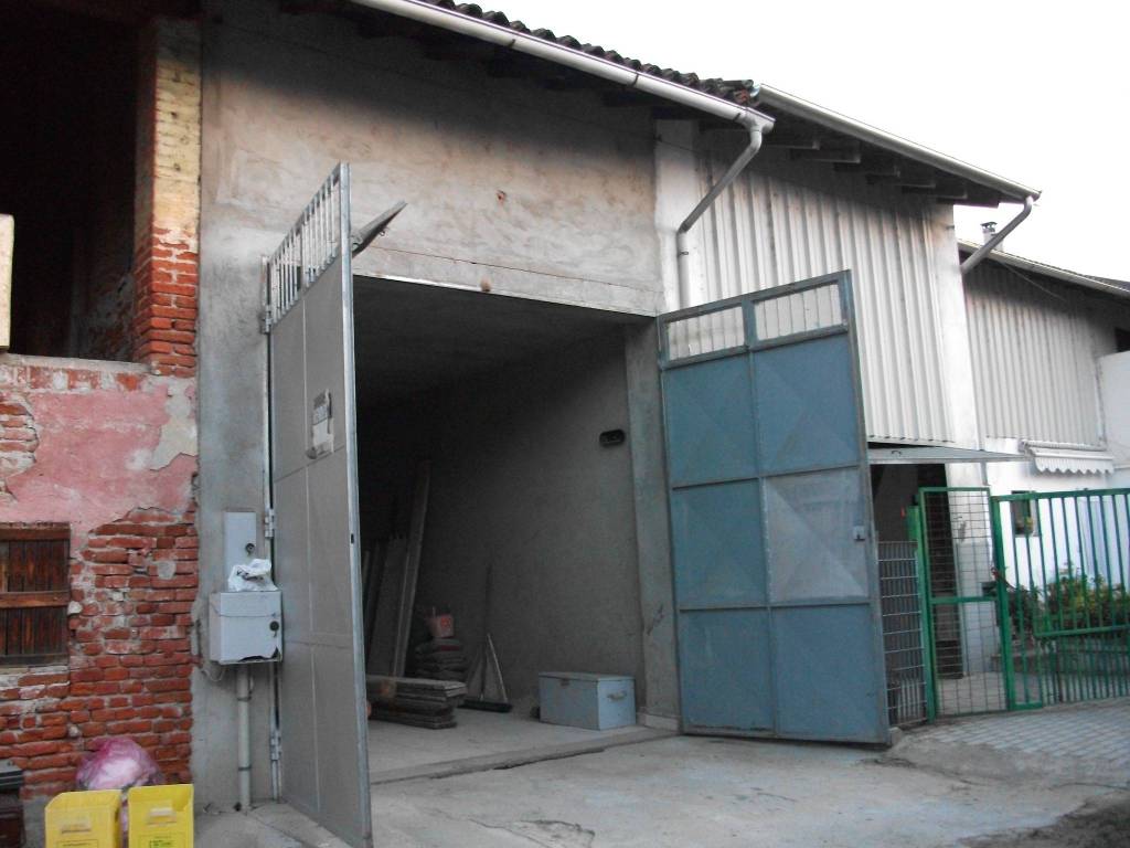 locale commerciale in vendita a Novara in zona Pernate