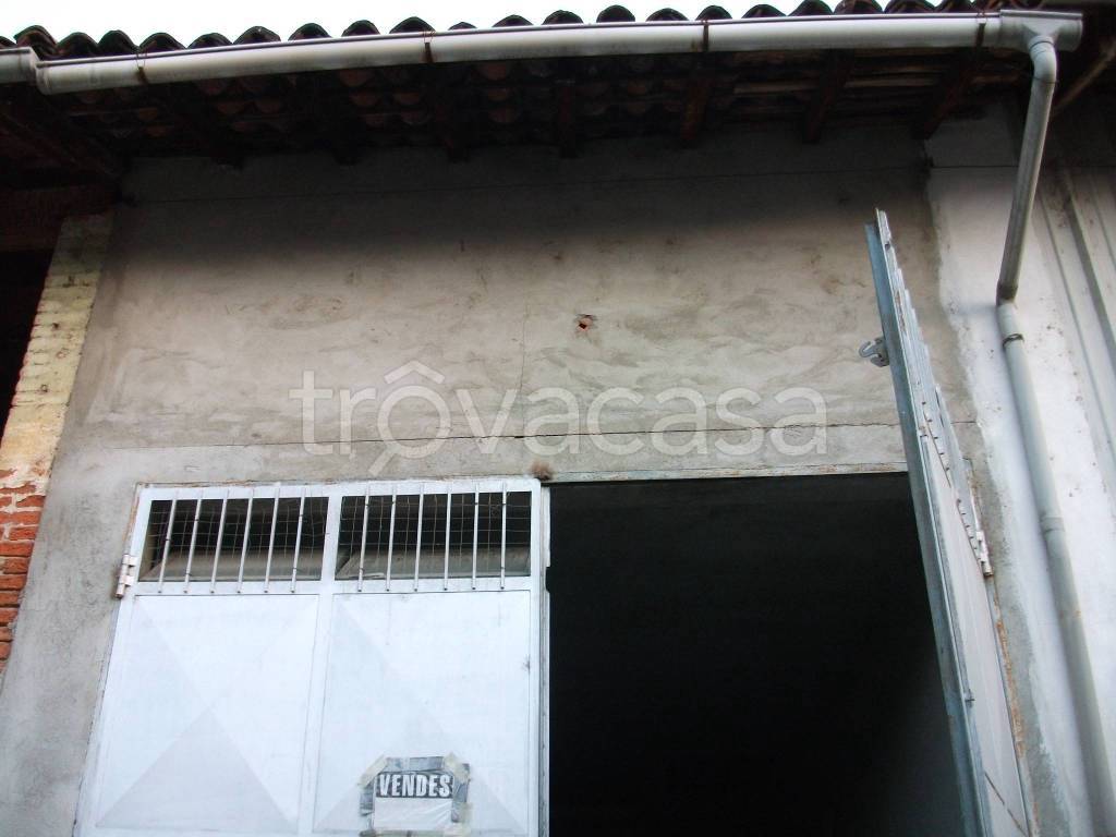 locale commerciale in vendita a Novara in zona Pernate