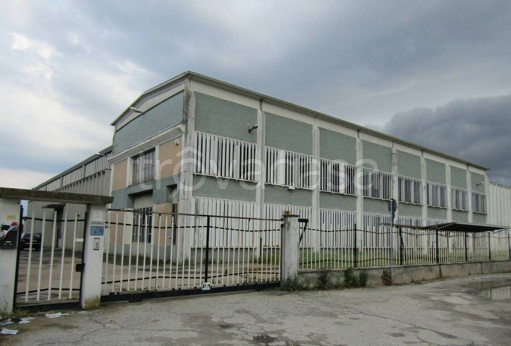 capannone in vendita a Novara in zona Vignale