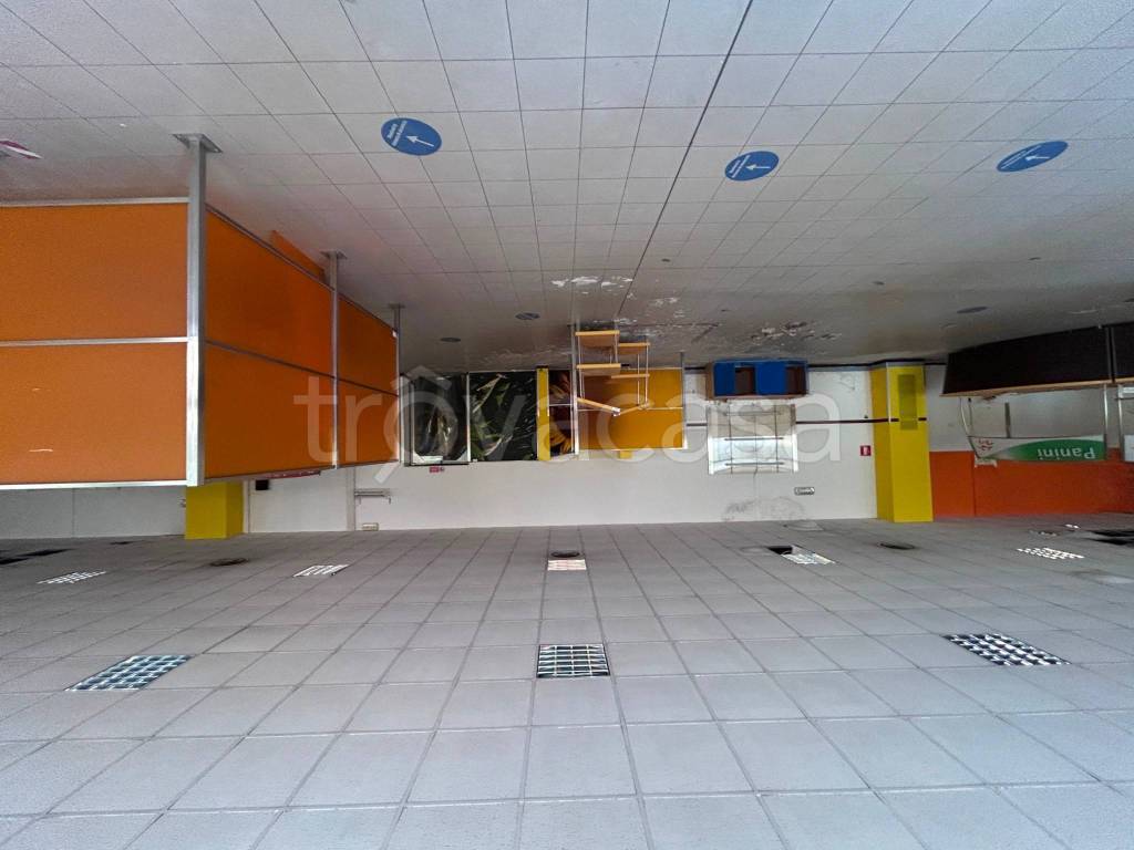 locale commerciale in vendita a Novara in zona zona Sant'Agabio