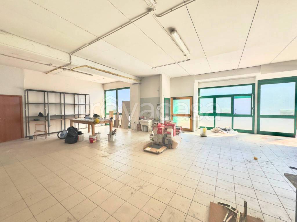 negozio in vendita a Novara in zona zona Cittadella - Villaggio Dalmazia