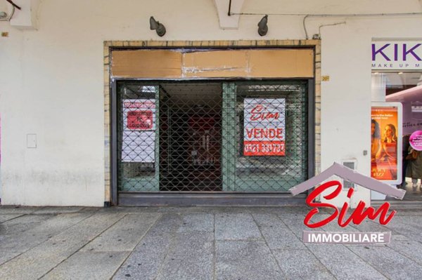 negozio in vendita a Novara in zona Centro Città