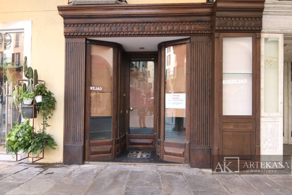 negozio in vendita a Novara in zona Centro Città