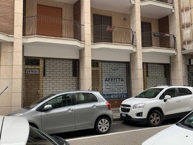 negozio in vendita a Novara in zona zona Sacro Cuore