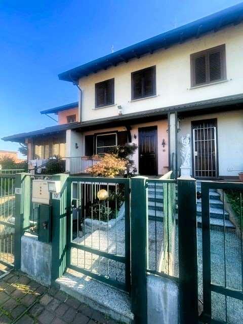 casa indipendente in vendita a Novara in zona Pernate